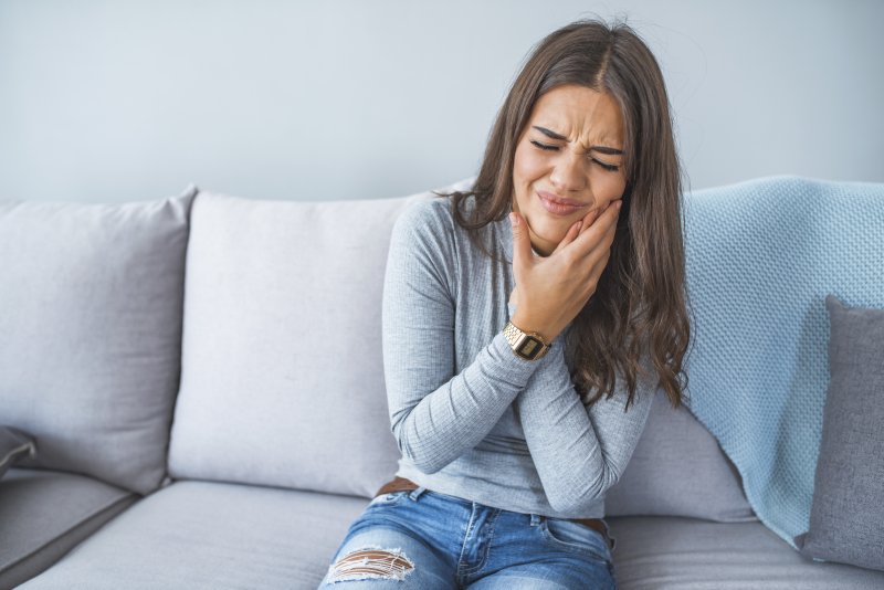 Woman experiencing tooth pain 